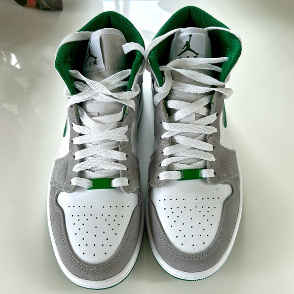 Air Jordan 1 Mid SE - Picture 2 of 7